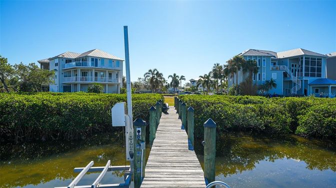 Exterior, Lake