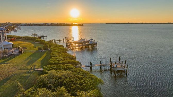 Exterior, Lake