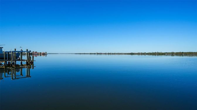 Exterior, Lake