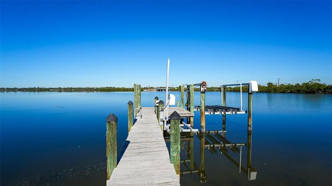 Exterior, Lake
