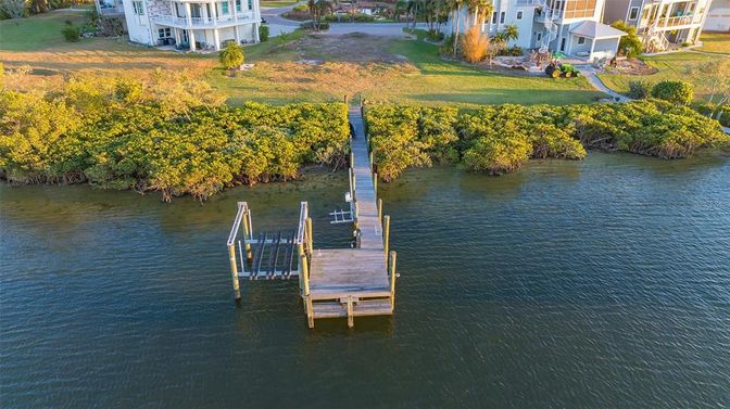 Exterior, Lake