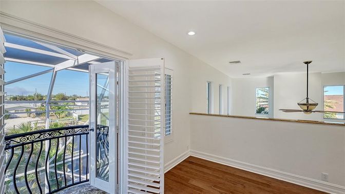 Interior, Recessed Lighting, Sun Room, Wood Texture Flooring