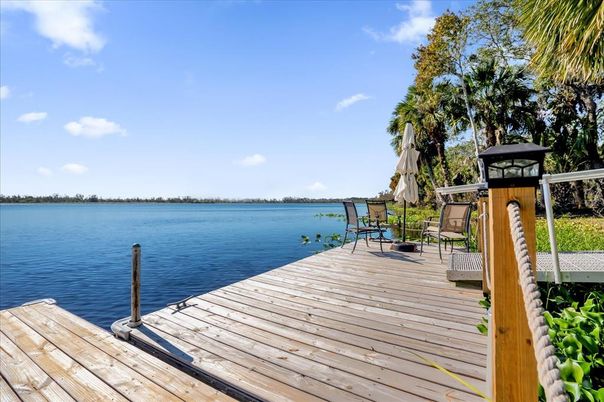 Exterior, Lake
