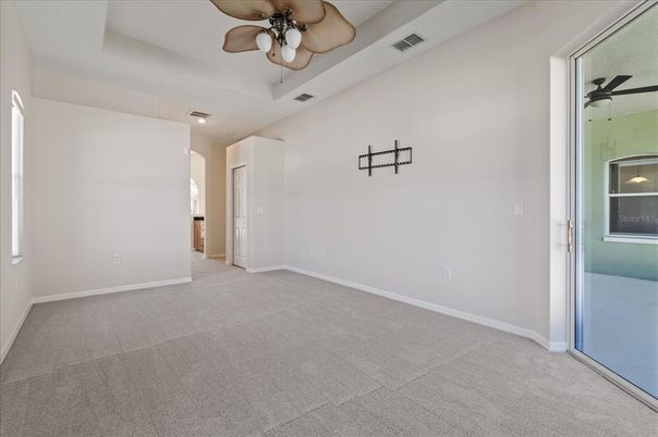 Empty room, Interior