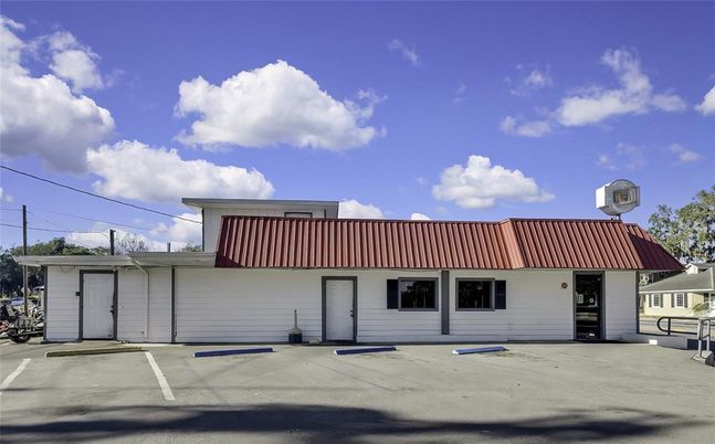 Exterior, Facade, Ranch