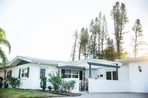 Exterior, Facade, Ranch