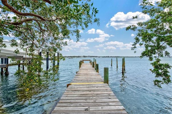 Exterior, Lake