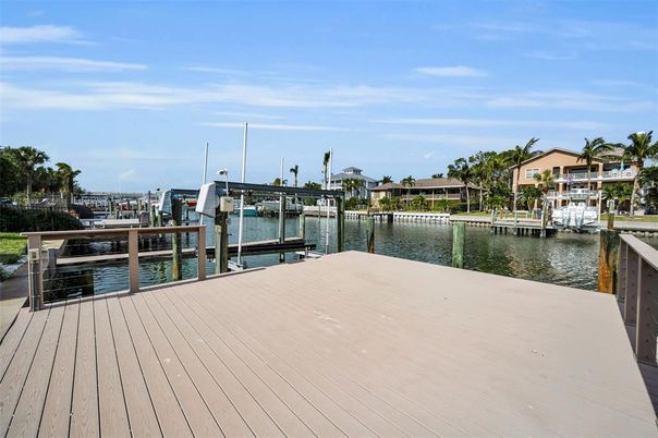 Exterior, Lake