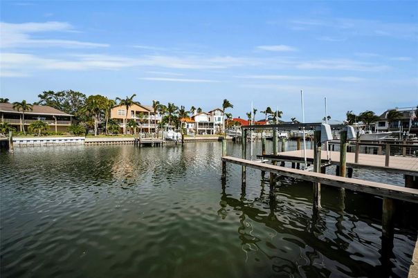Exterior, Lake