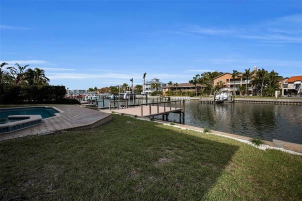 Exterior, Lake