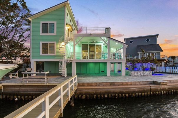 Exterior, Lake