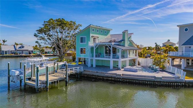 Exterior, Lake