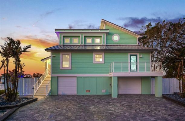 Attached, Exterior, Facade, American Foursquare