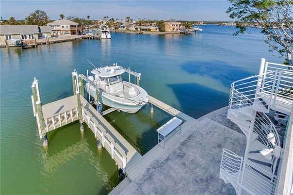 Exterior, Lake
