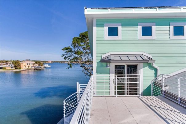 Exterior, Lake