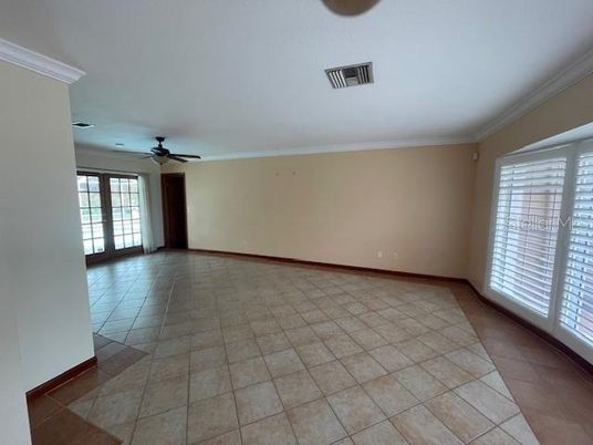 Empty room, Interior