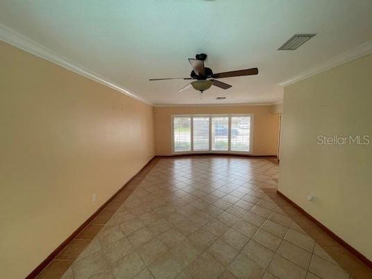Empty room, Interior