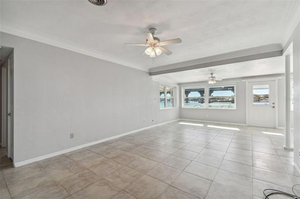 Empty room, Interior