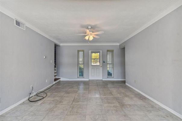 Empty room, Interior
