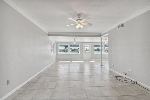 Empty room, Interior