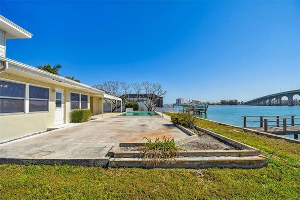 Exterior, Lake