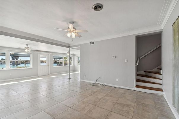 Empty room, Interior
