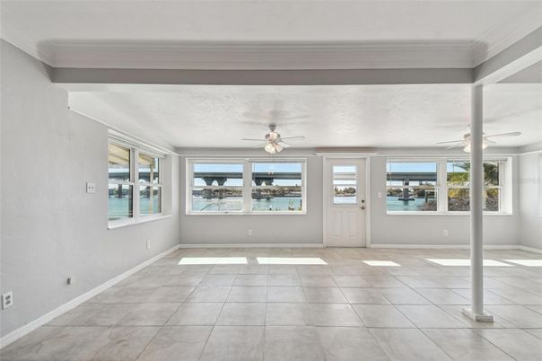 Empty room, Interior