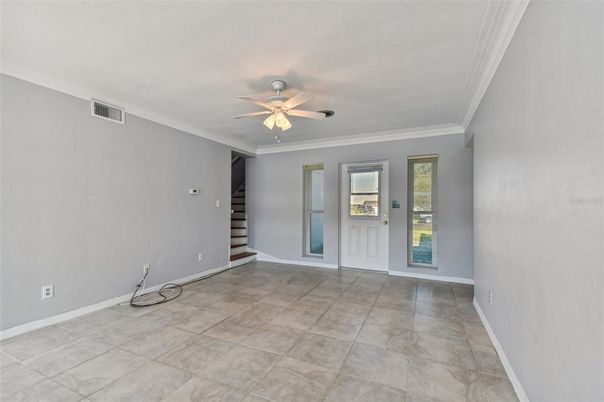 Empty room, Interior
