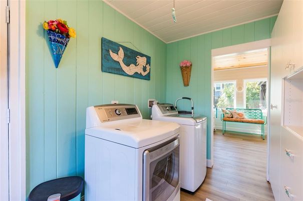 Interior, Washer, Wood Texture Flooring