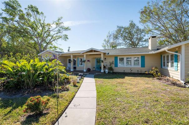 Backyard, Exterior, Facade, Ranch