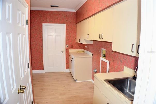 Interior, Washer, Wood Texture Flooring