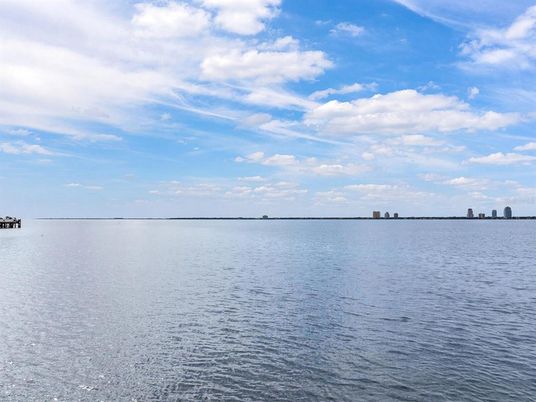 Exterior, Lake