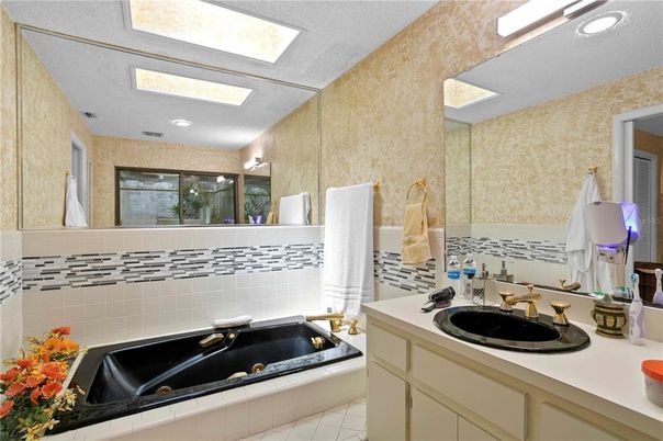 Bathroom, Interior, Recessed Lighting