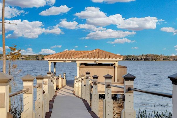 Exterior, Lake