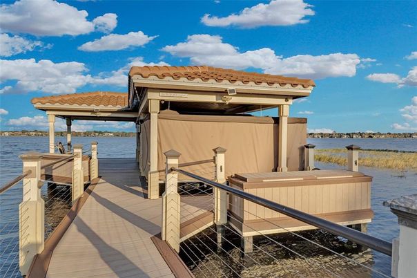 Exterior, Lake