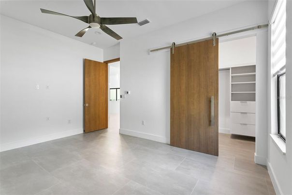 Empty room, Interior