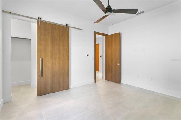 Empty room, Interior