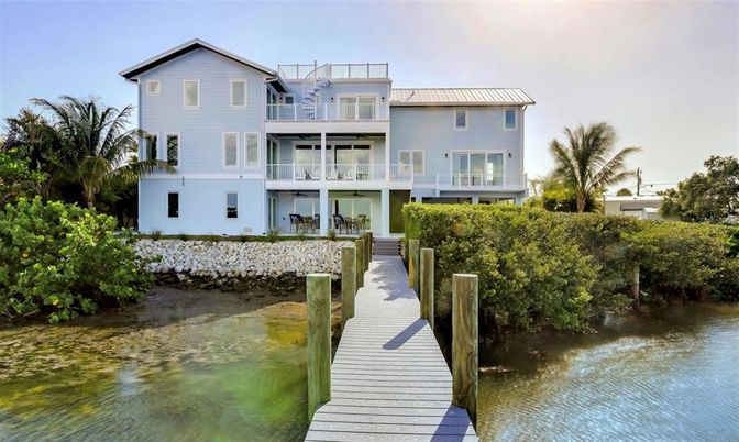 Exterior, Lake