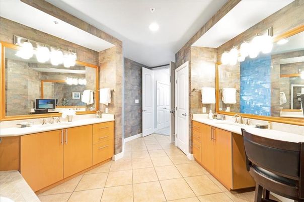 Bathroom, Dual Sink Vanities, Interior, Recessed Lighting