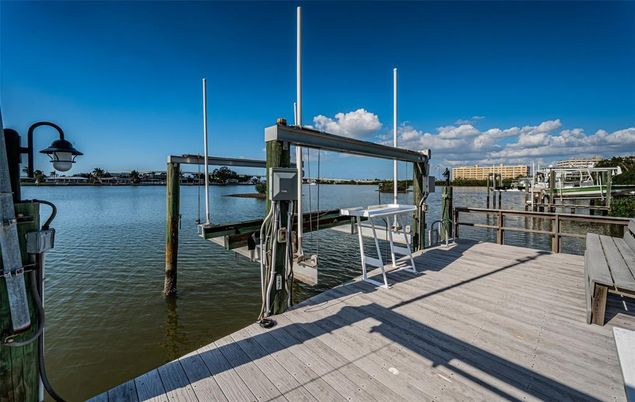 Exterior, Lake