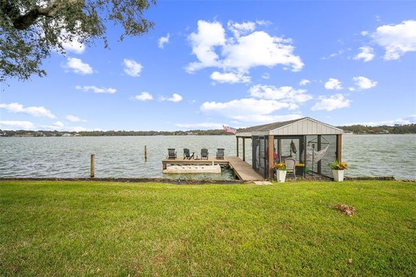 Exterior, Lake