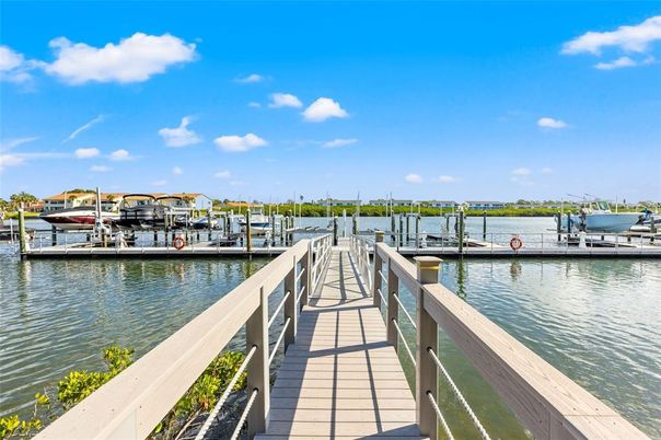 Exterior, Lake