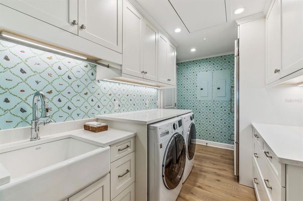 Interior, Recessed Lighting, Washer, Wood Texture Flooring
