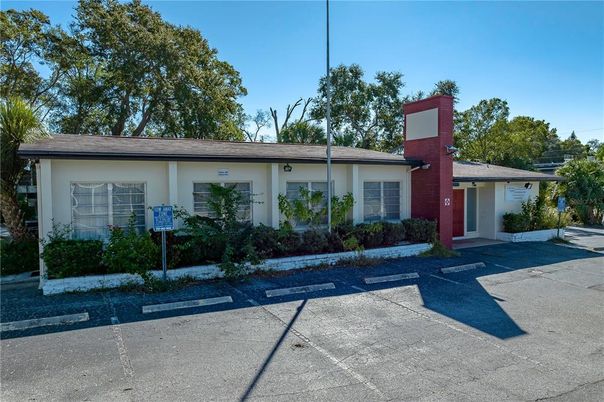 Exterior, Facade, Ranch