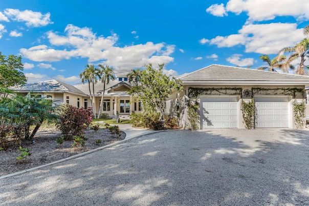 Attached, Exterior, Facade, Ranch