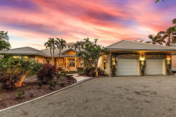 Attached, Exterior, Facade, Ranch