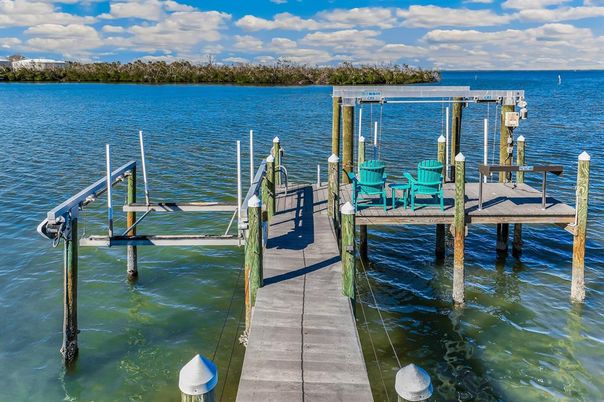 Exterior, Lake