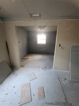 Empty room, Interior