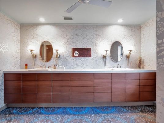 Bathroom, Dual Sink Vanities, Interior, Recessed Lighting