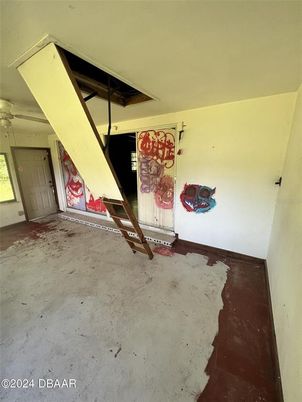 Empty room, Interior
